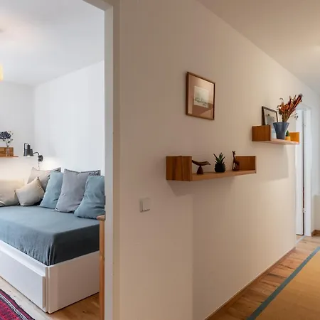 3 Old Building - 4 People לייפציג