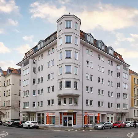 3 Old Building - 4 People * Leipzig